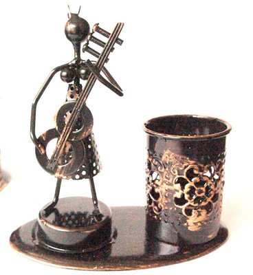 鐵藝新款 筆筒擺件 地攤熱賣必備，融合美女古銅風的金屬工藝品